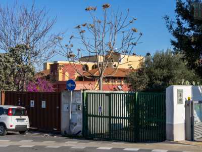 � chiuso dietro un alto cancello: dalla strada si riesce cos� solo a intravedere parte della facciata, la quale colpisce l�osservatore per numerose peculiarit�